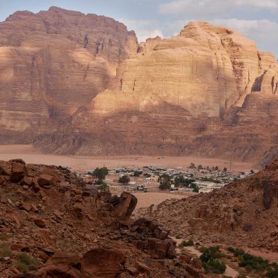 Le village de Rum devant le Jebel Ischrin et le Jebel Kharazeh