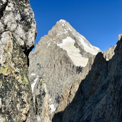 L'Arête Est du Bietschhorn (au centre)