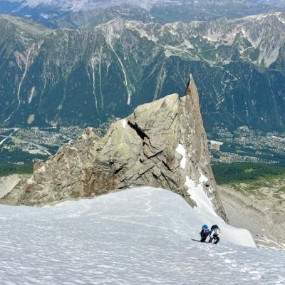 Dans les pentes supérieures de l'Aiguille du Plan avec les Deux Aigles derrière