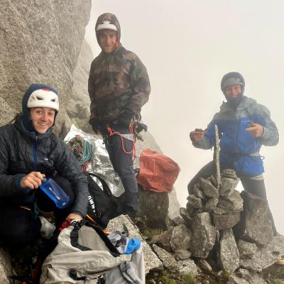 Une équipe motivée pour faire des beaux cairns lors du repérage pour trouver une nouvelle attaque