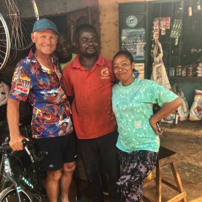 Petite réparation de vélo en Côte d'Ivoire