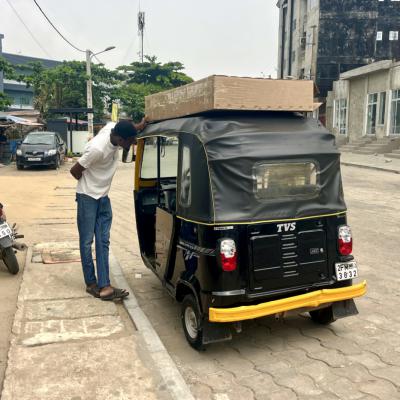 Un carton pour l'avion, le graal à Cotonou